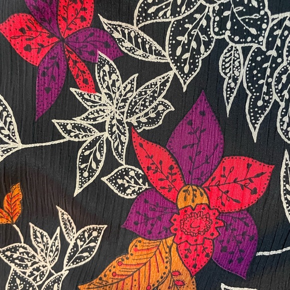 Size 14 vintage floral blouse on a black background. Very cute. - Picture 8 of 9